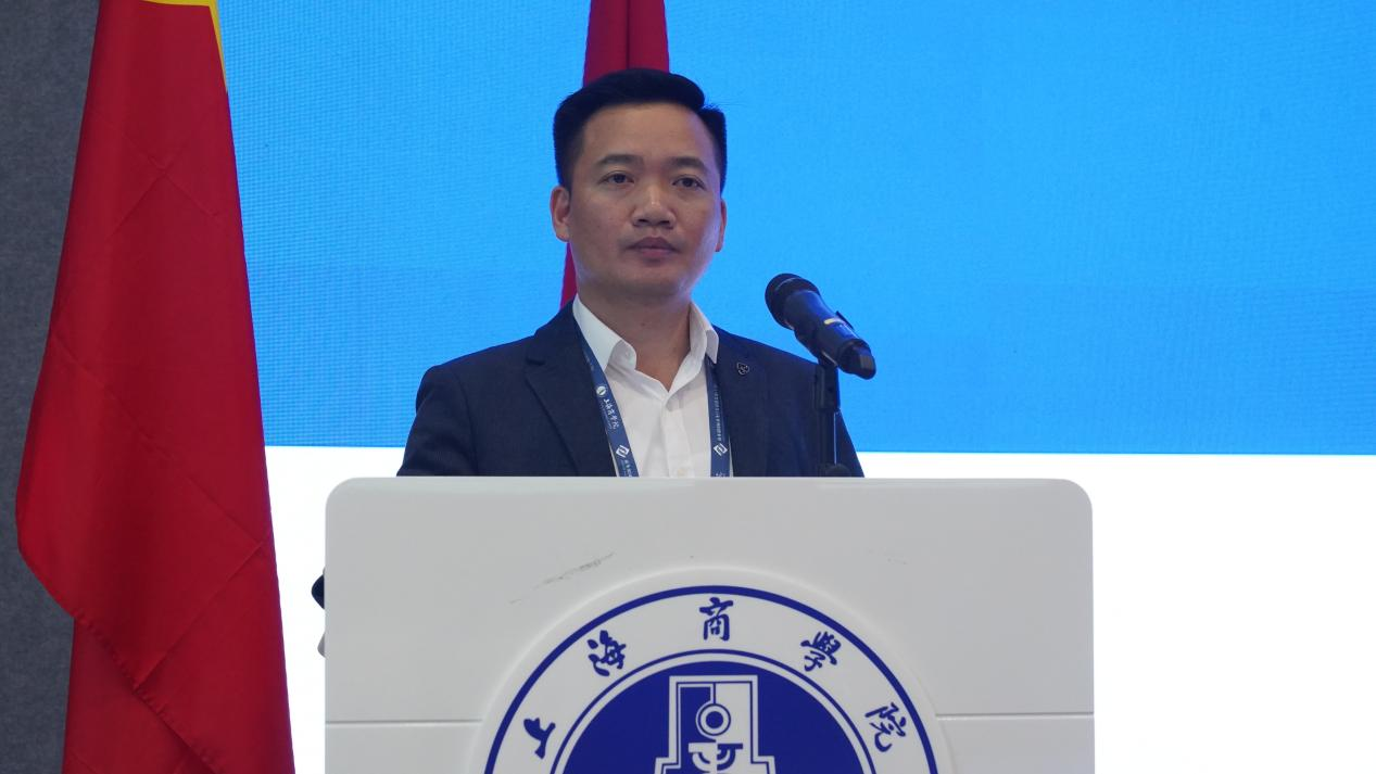 Lê Ngọc Quang is delivering a speech